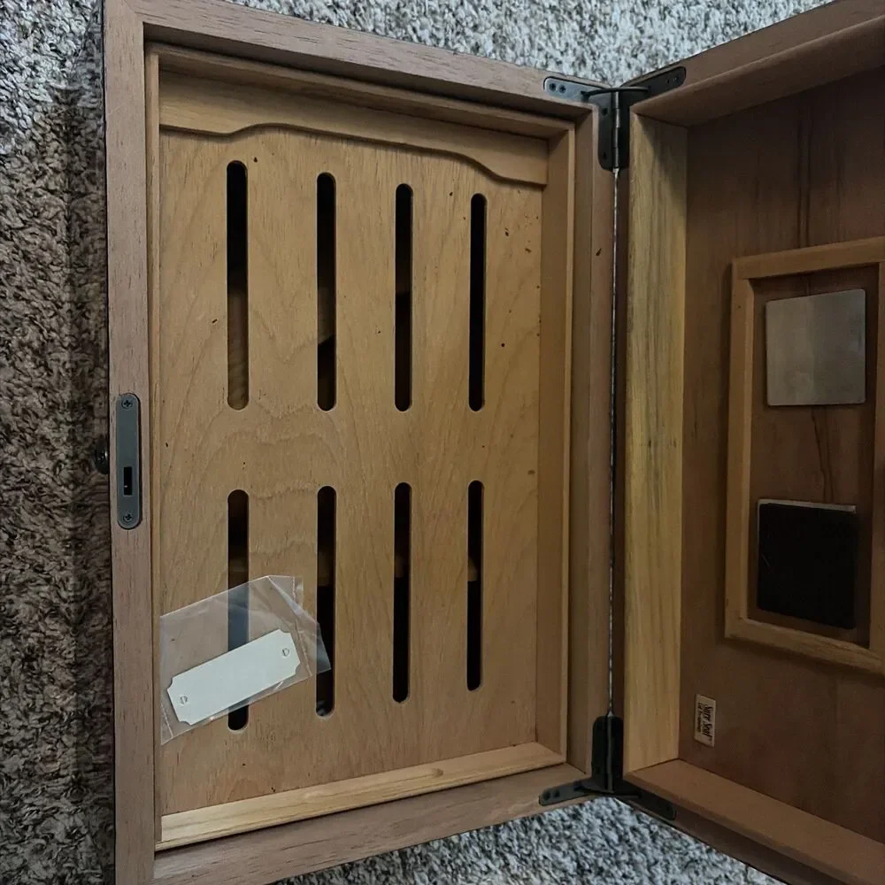 Man O War Large Humidor Spartan Battle Scene Laqured Wood Finish 100 Capacity